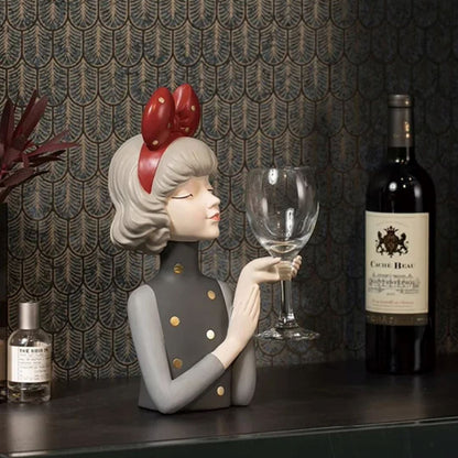 Escultura de Boneca Milly - Suporte para Taça e Garrafa Conceito 