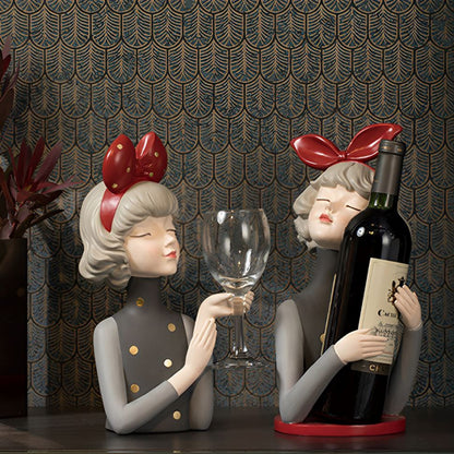 Escultura de Boneca Milly - Suporte para Taça e Garrafa Conceito 