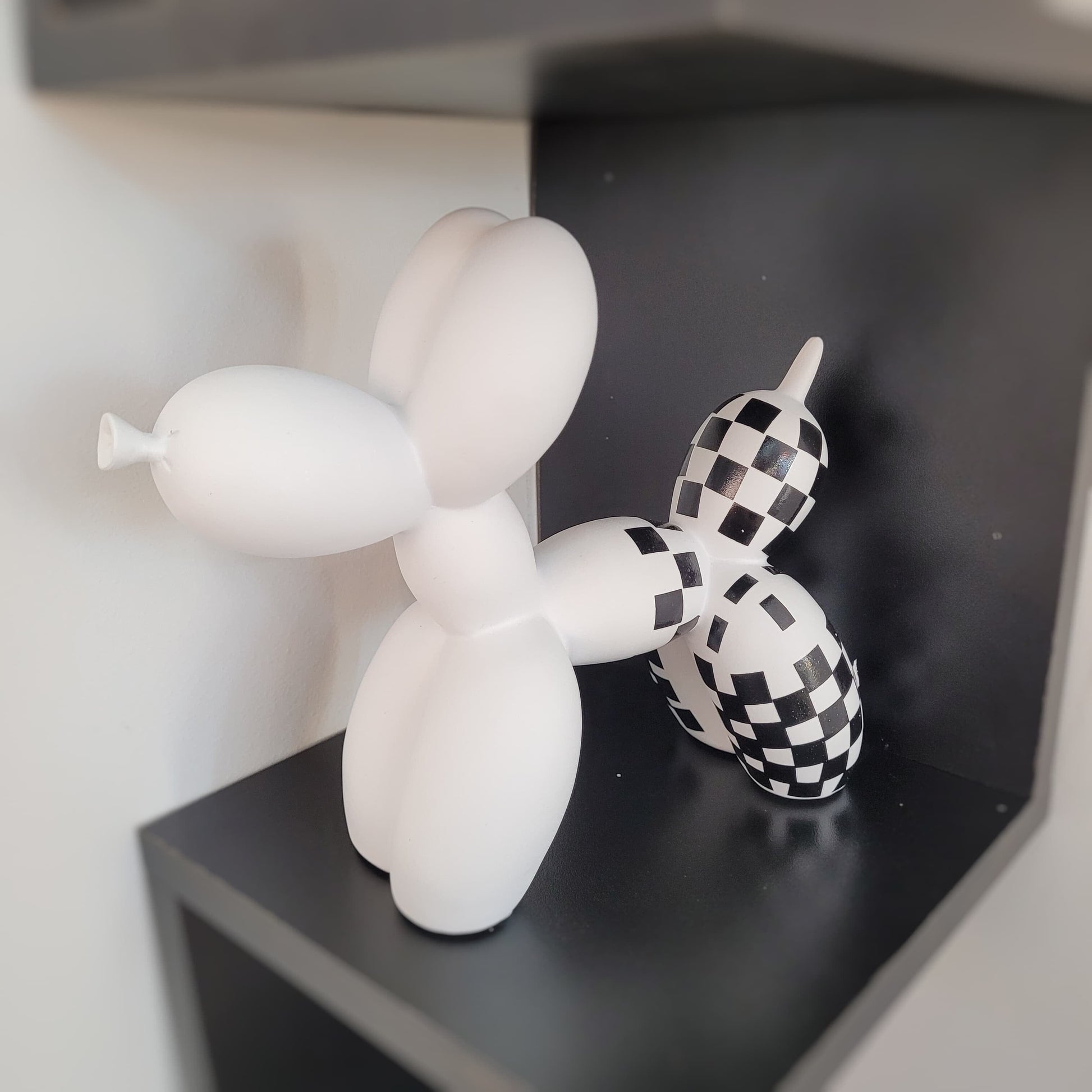 Escultura Doggy Balloon Xadrez Resina - 0016 Conceito 
