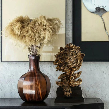 Escultura Leão Dourado em Face 32x19cm resina Conceito 