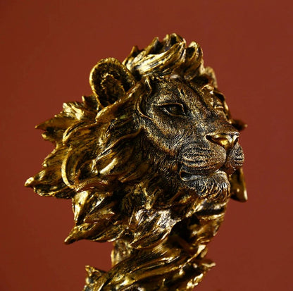 Escultura Leão Dourado em Face 32x19cm resina Conceito Dourado Velho 